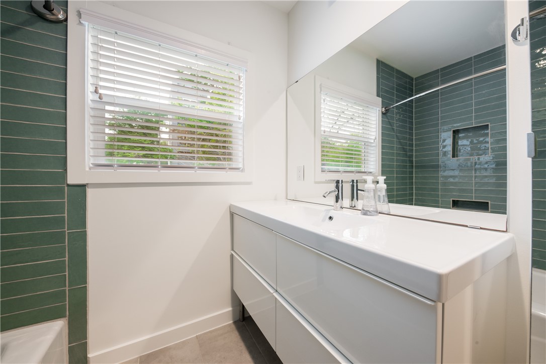 Hall bathroom with tub. - If you have additional questions regarding 1408 Summit Street  in Austin or would like to tour the property with us call 800-660-1022 and reference MLS# 6576935.