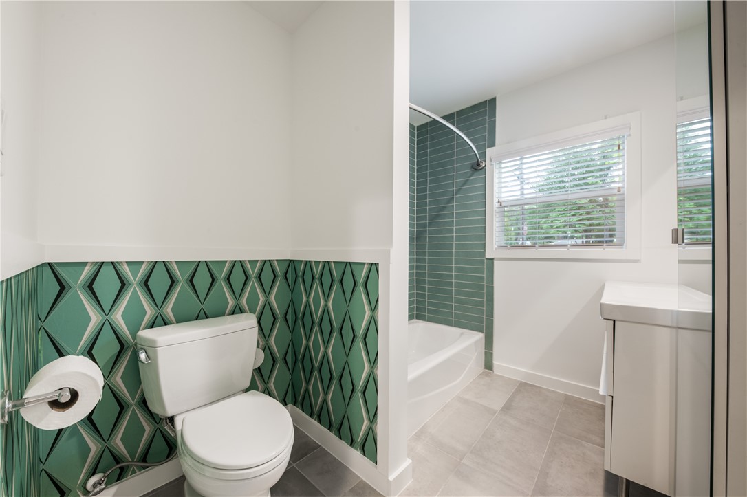 Hall bathroom with tub. - If you have additional questions regarding 1408 Summit Street  in Austin or would like to tour the property with us call 800-660-1022 and reference MLS# 6576935.