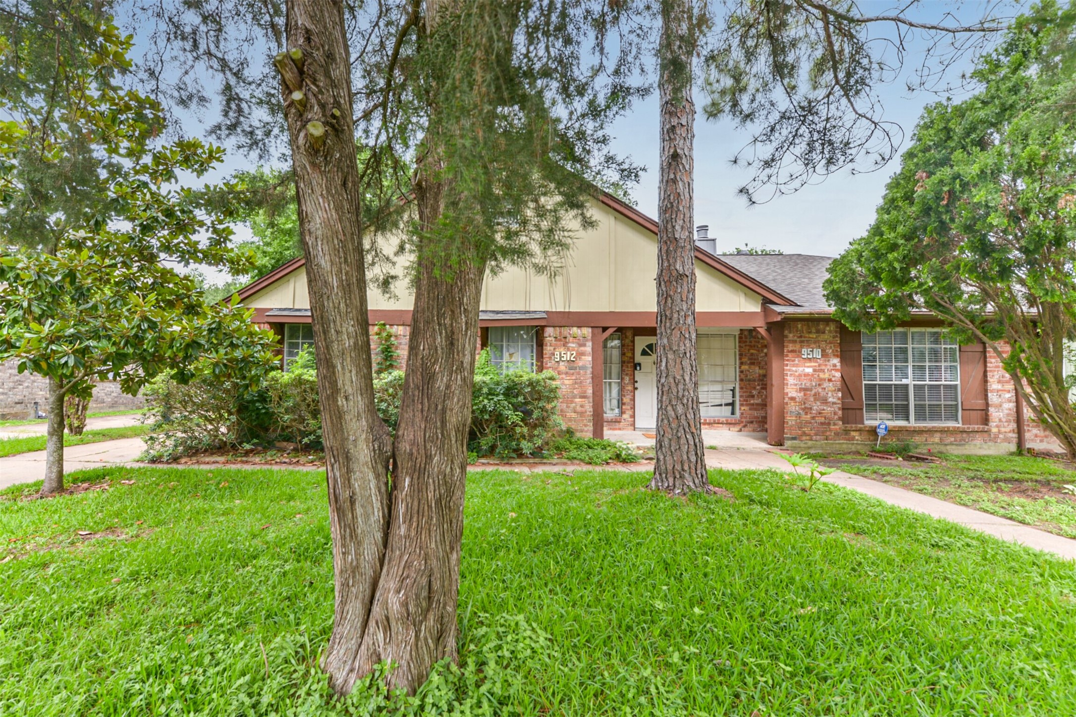 If you have additional questions regarding 9512 Clipperwood Place  in Houston or would like to tour the property with us call 800-660-1022 and reference MLS# 35907686.