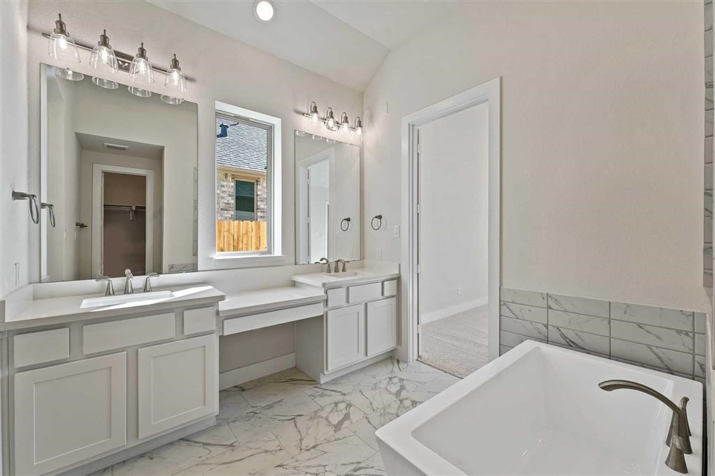 Master Bathroom - If you have additional questions regarding 17618 Blushing Meadow Street Street  in Conroe or would like to tour the property with us call 800-660-1022 and reference MLS# 7895006.
