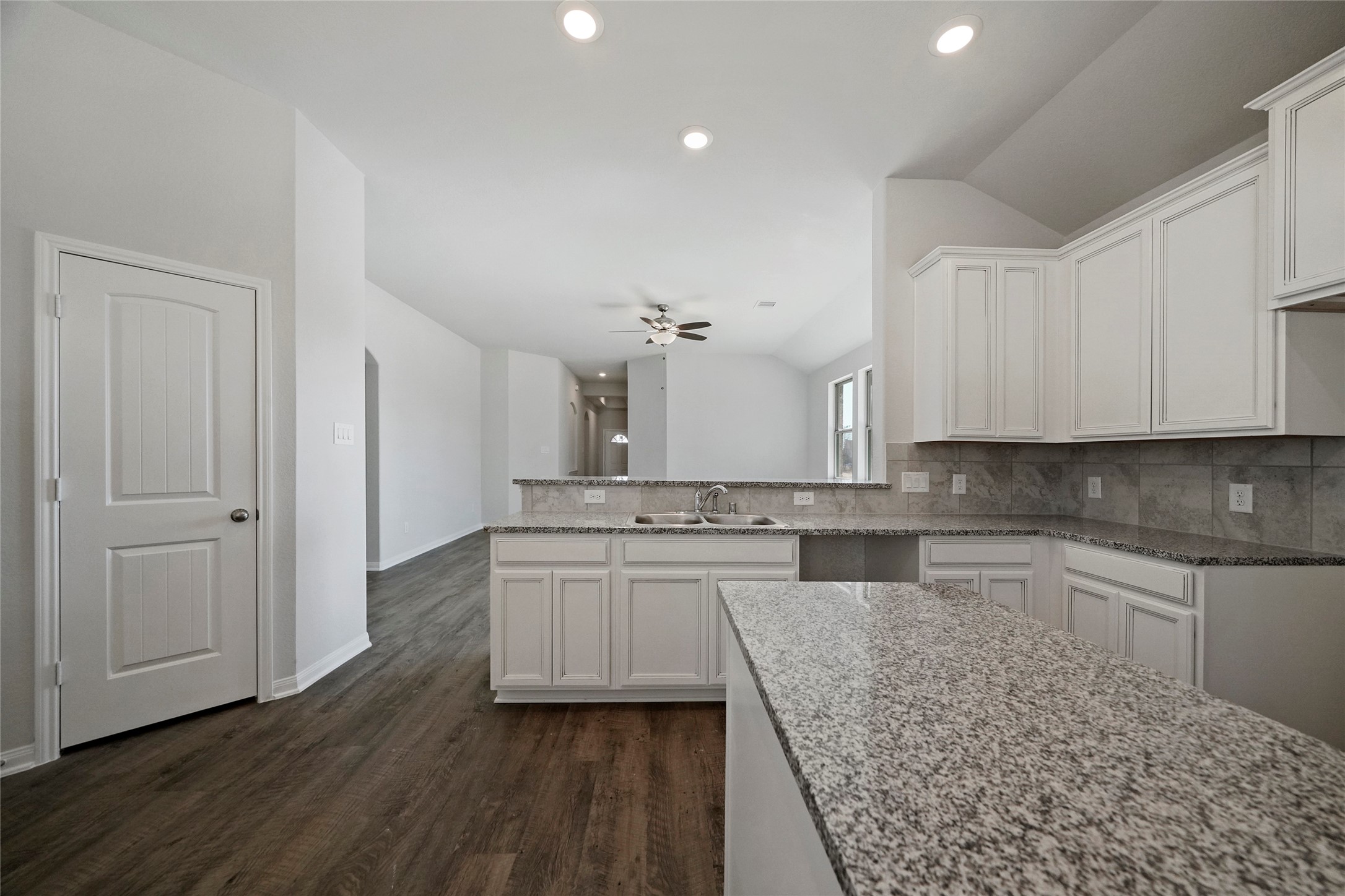 Representative photo, not actual home - If you have additional questions regarding 6137 White Oak Leaf Loop  in Conroe or would like to tour the property with us call 800-660-1022 and reference MLS# 47035198.